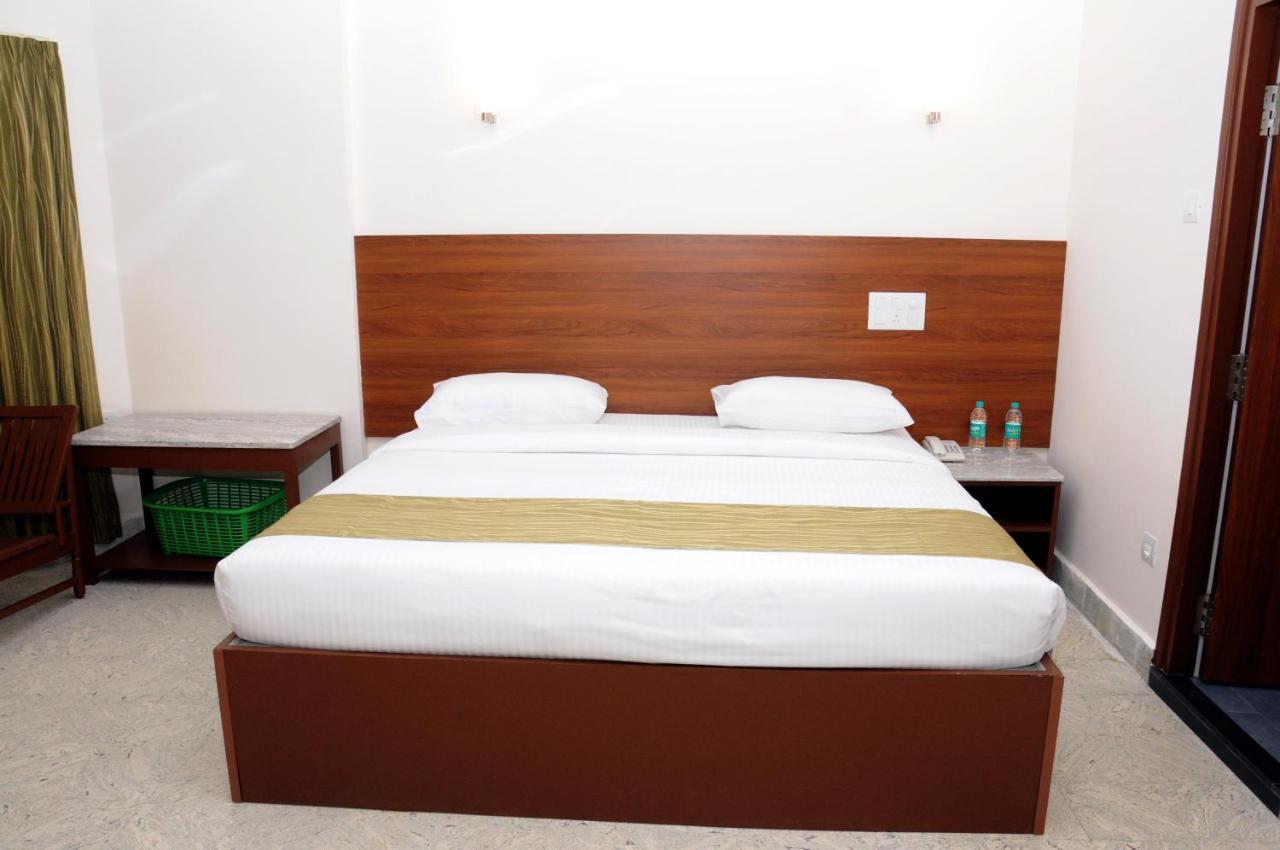 Sreeparthi Hotel ปุตตาปาร์ถี ภายนอก รูปภาพ