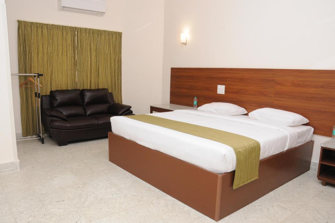 Sreeparthi Hotel ปุตตาปาร์ถี ภายนอก รูปภาพ