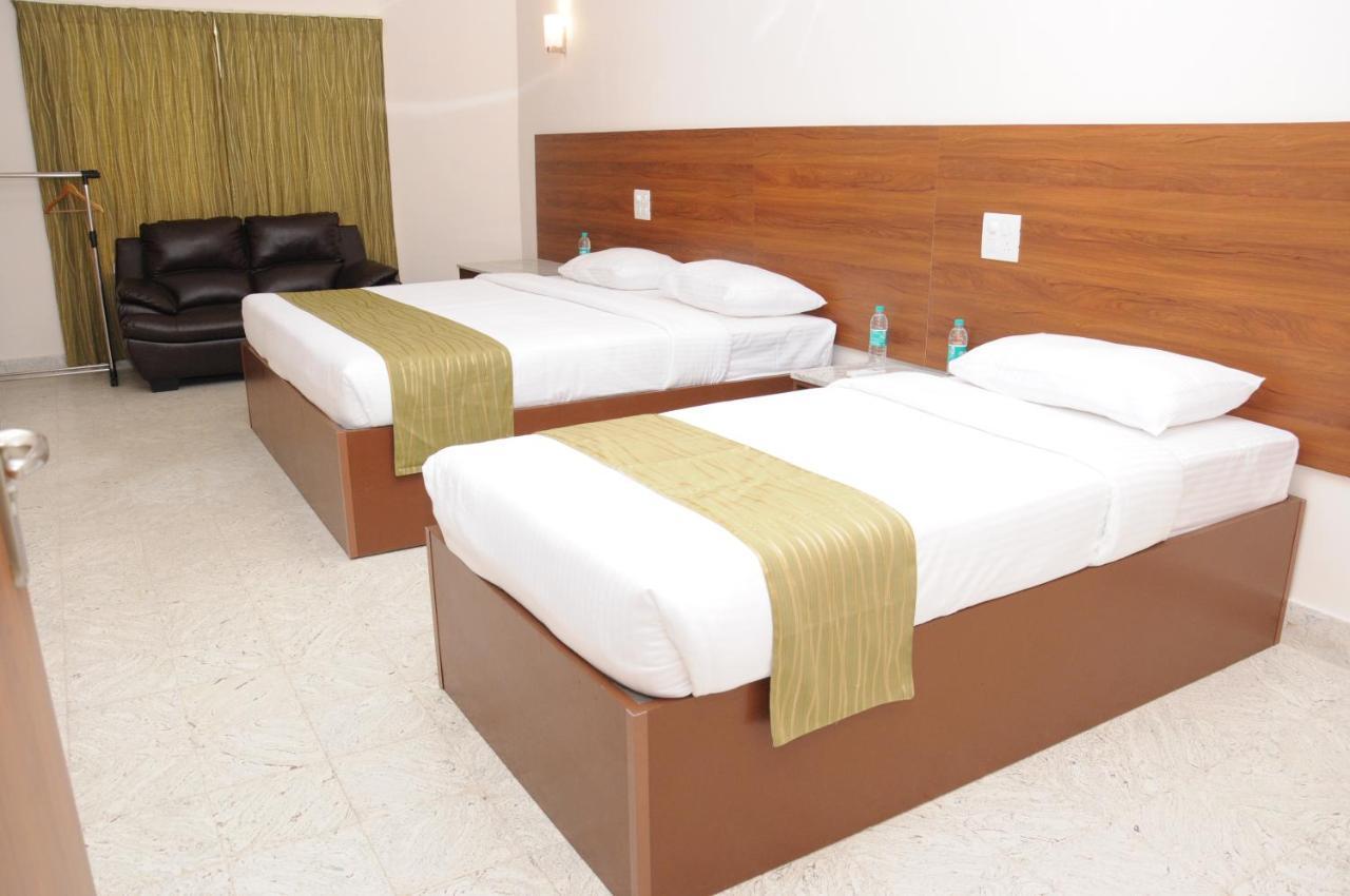 Sreeparthi Hotel ปุตตาปาร์ถี ภายนอก รูปภาพ
