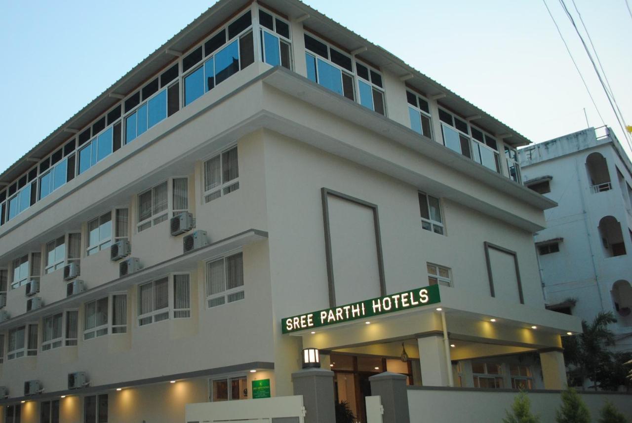 Sreeparthi Hotel ปุตตาปาร์ถี ภายนอก รูปภาพ
