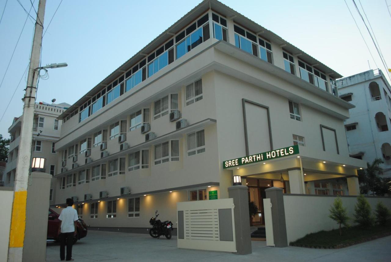 Sreeparthi Hotel ปุตตาปาร์ถี ภายนอก รูปภาพ